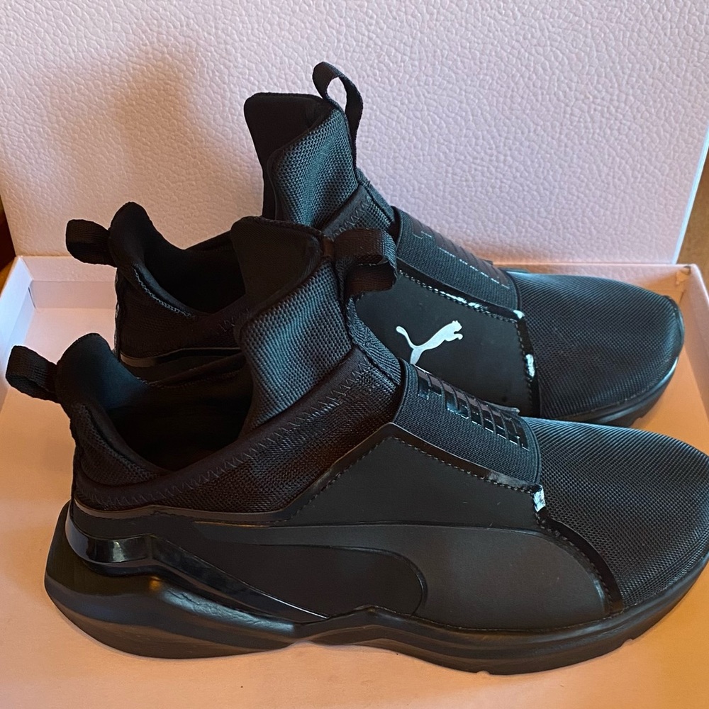 (ALMOST NEW) Puma Sneakers Light Weight